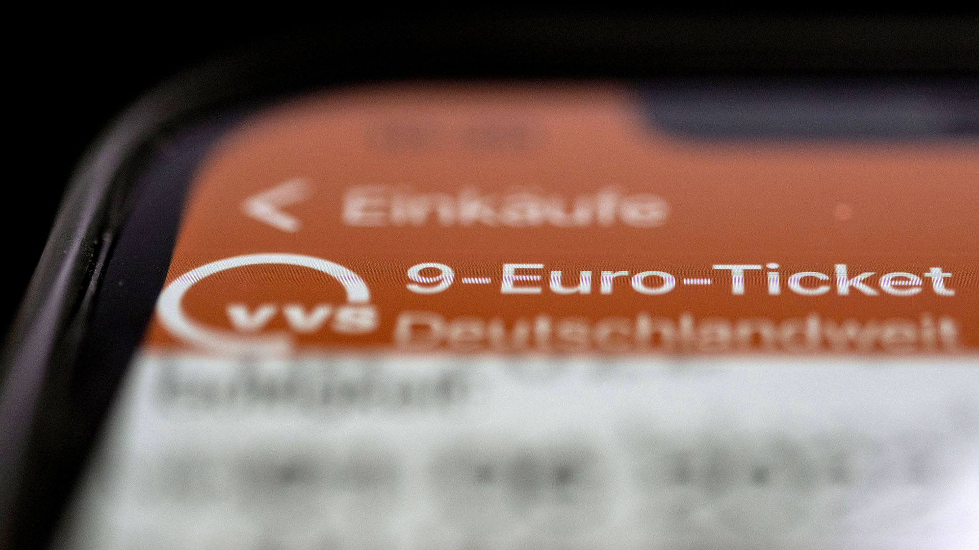 Ein 9-Euro-Ticket des Verkehrs- und Tarifverbund Stuttgart GmbH (VVS) ist auf dem Display eines Smartphones zu sehen.