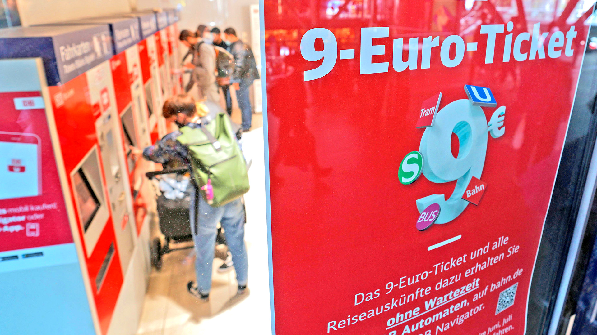 Werbeaufsteller für das 9-Euro-Ticket steht vor Fahrkartenautomaten der Deutschen Bahn | AP