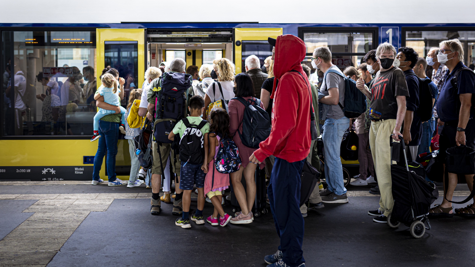 Reisende betreten an einem Bahnsteig im Hauptbahnhof Hannover eine Regionalbahn.  | dpa