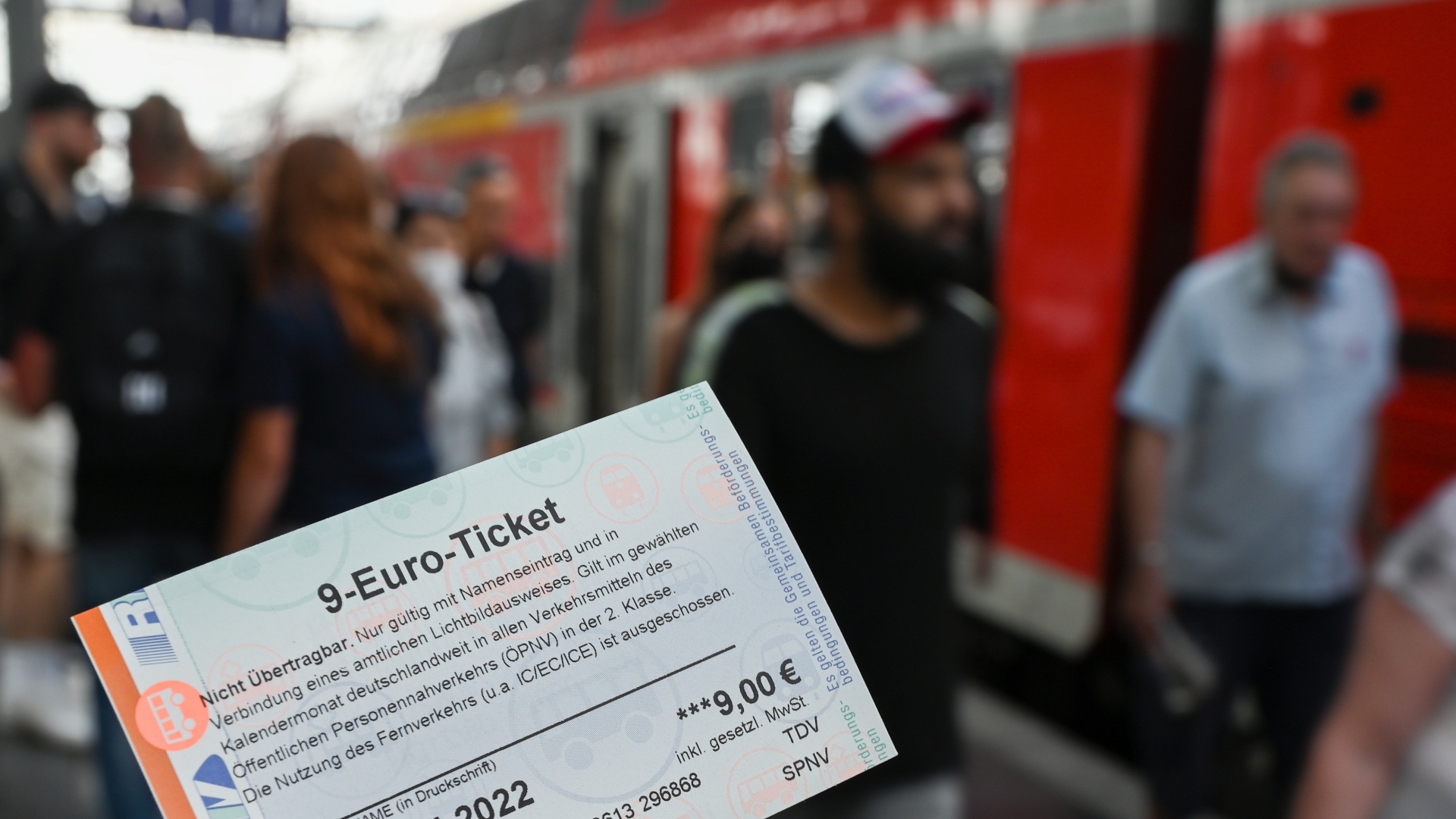 9-Euro-Ticket vor einem Bahnsteig mit Reisenden | dpa