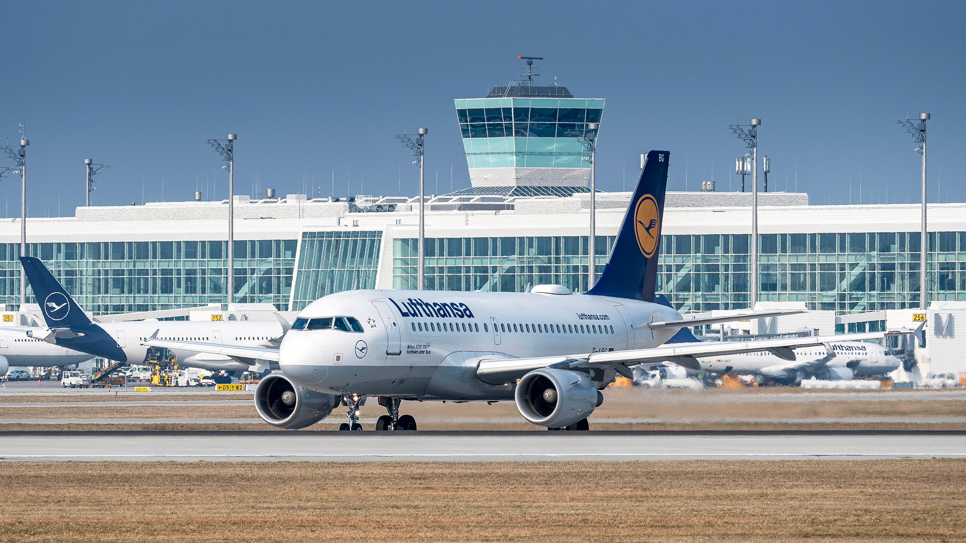 Ein A319 von Lufthansa am Flughafen in München | picture alliance
