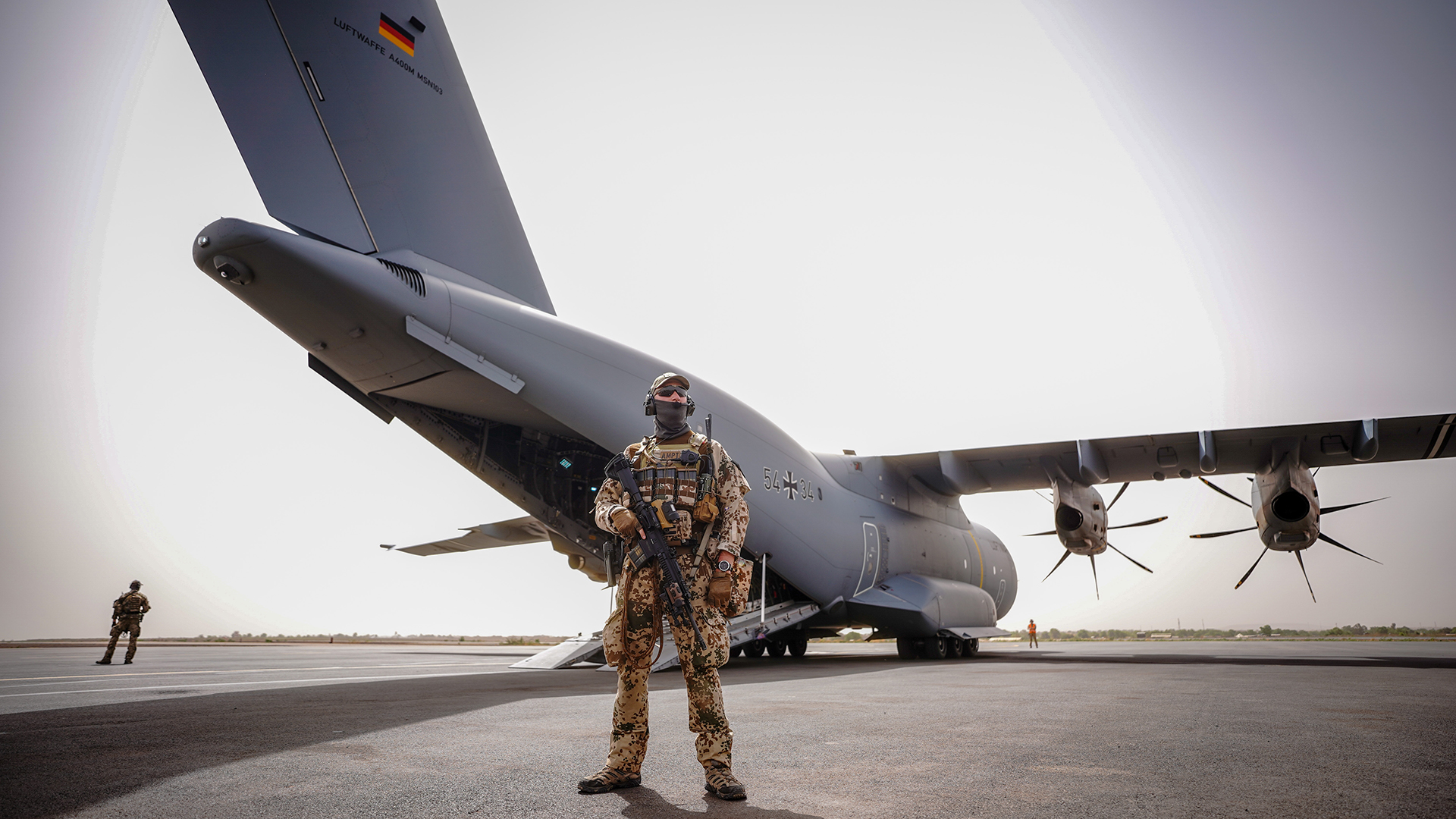 Bundeswehrsoldaten sichern einen Airbus A400M auf dem Flughafen von Bamako (Mali).