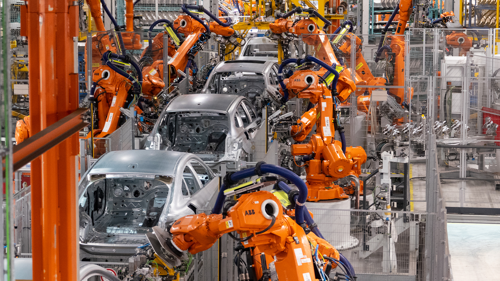 Roboter von ABB arbeiten an der Karosserie von BMW-Modellen.