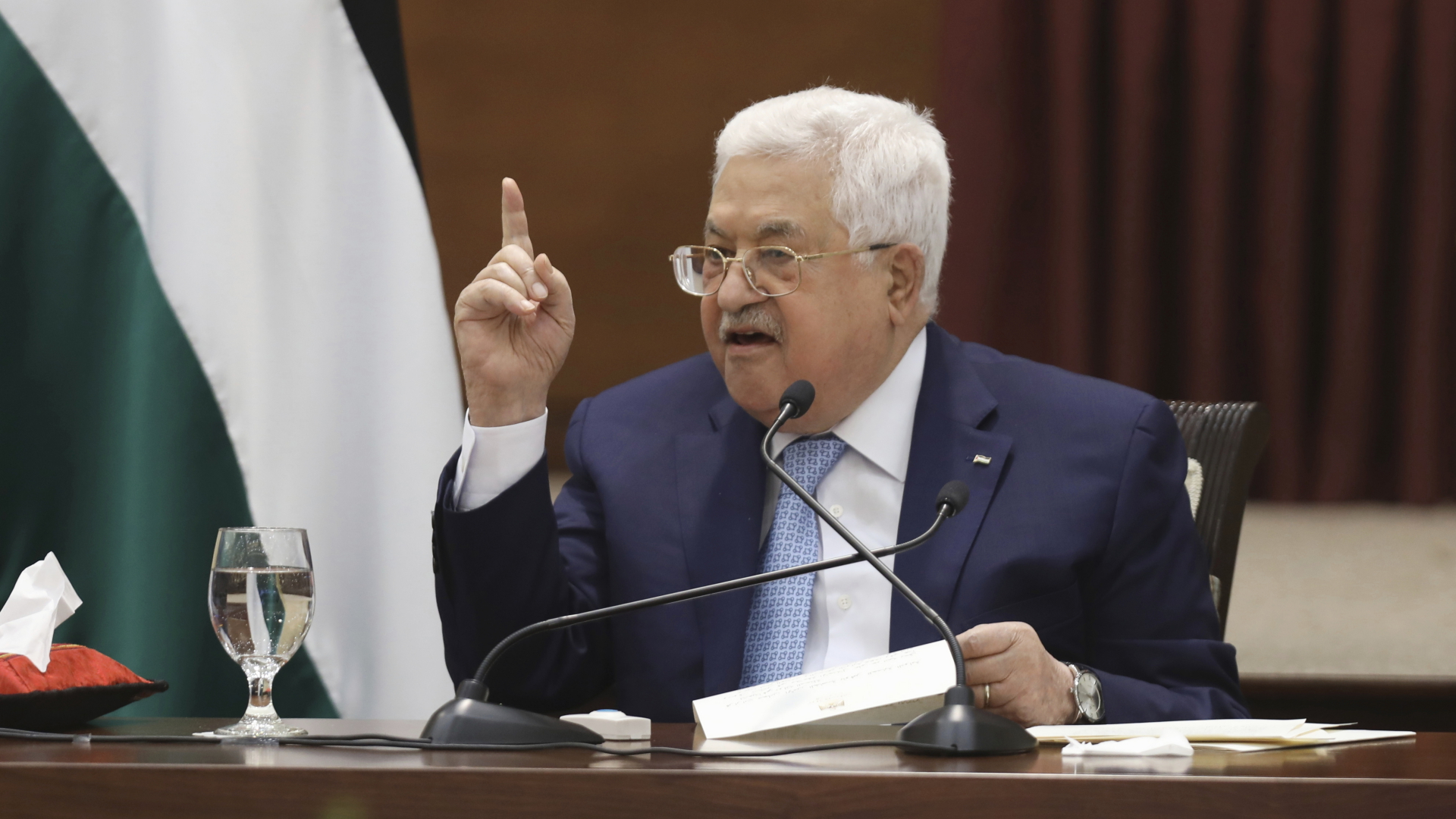 Palästinenserpräsident Mahmud Abbas spricht bei einem Treffen der Palästinenserführung in seinem Hauptquartier (Archivbild). | dpa