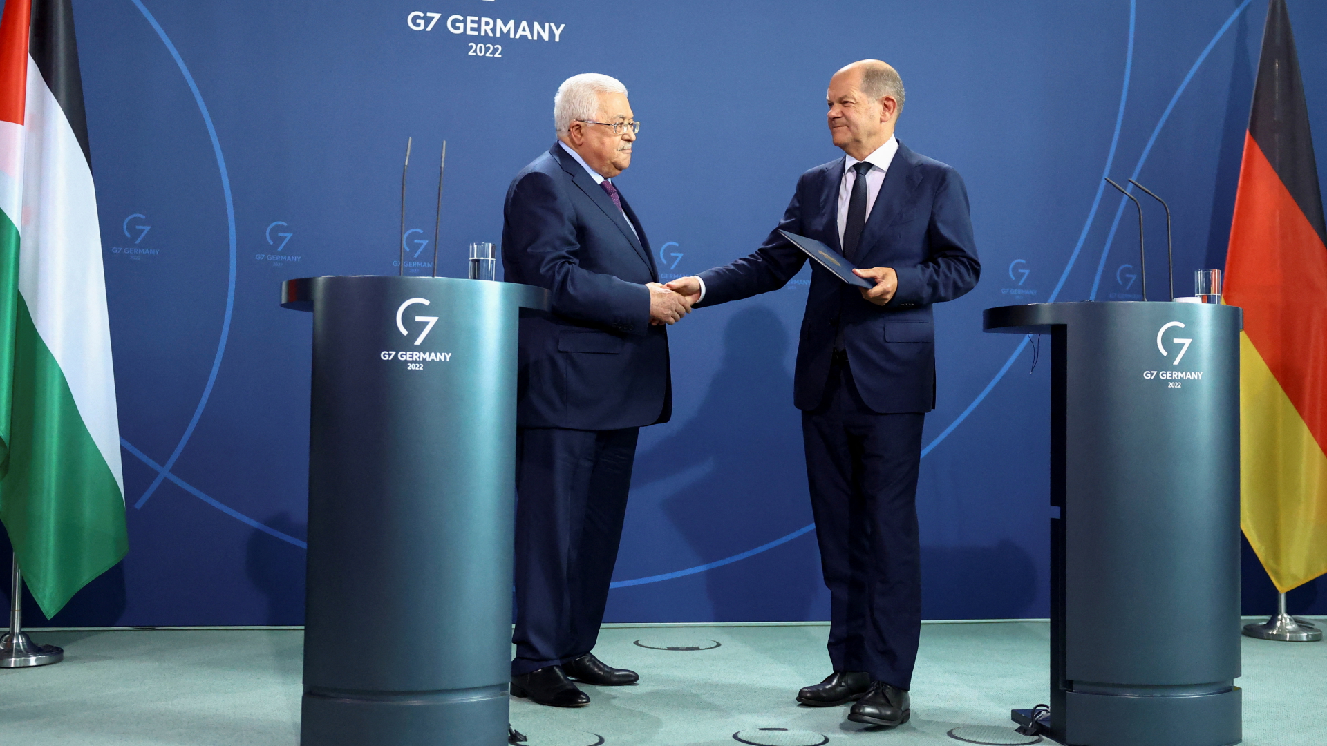 Palästinenserpräsident Mahmoud Abbas äußert sich Mitte August 2022 in Berlin bei einer Pressekonferenz mit Bundeskanzler Olaf Scholz, der verschwommen im Hintergrund zu sehen ist.
