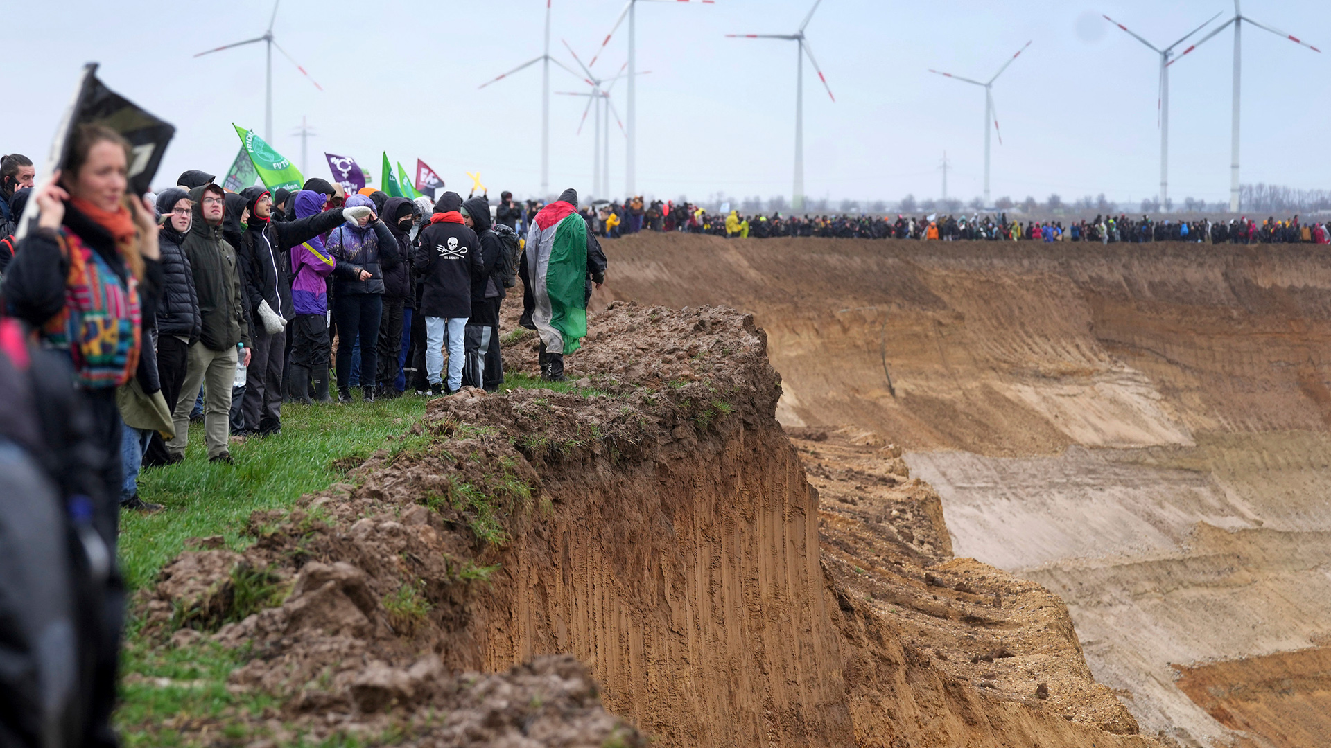 Menschen demonstrieren an der Abbruchkante gegen den Tagebau Garzweiler in der Nähe des Dorfes Lützerath in Erkelenz | AP