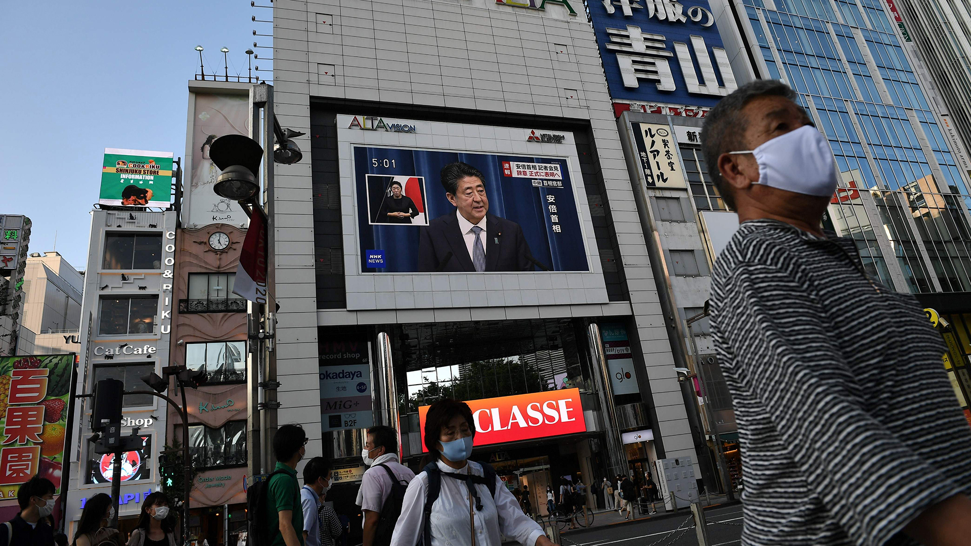 Shinzo Abe ist auf einem großen Bildschirm an einer Hausfassade in Tokio zu sehen | AFP