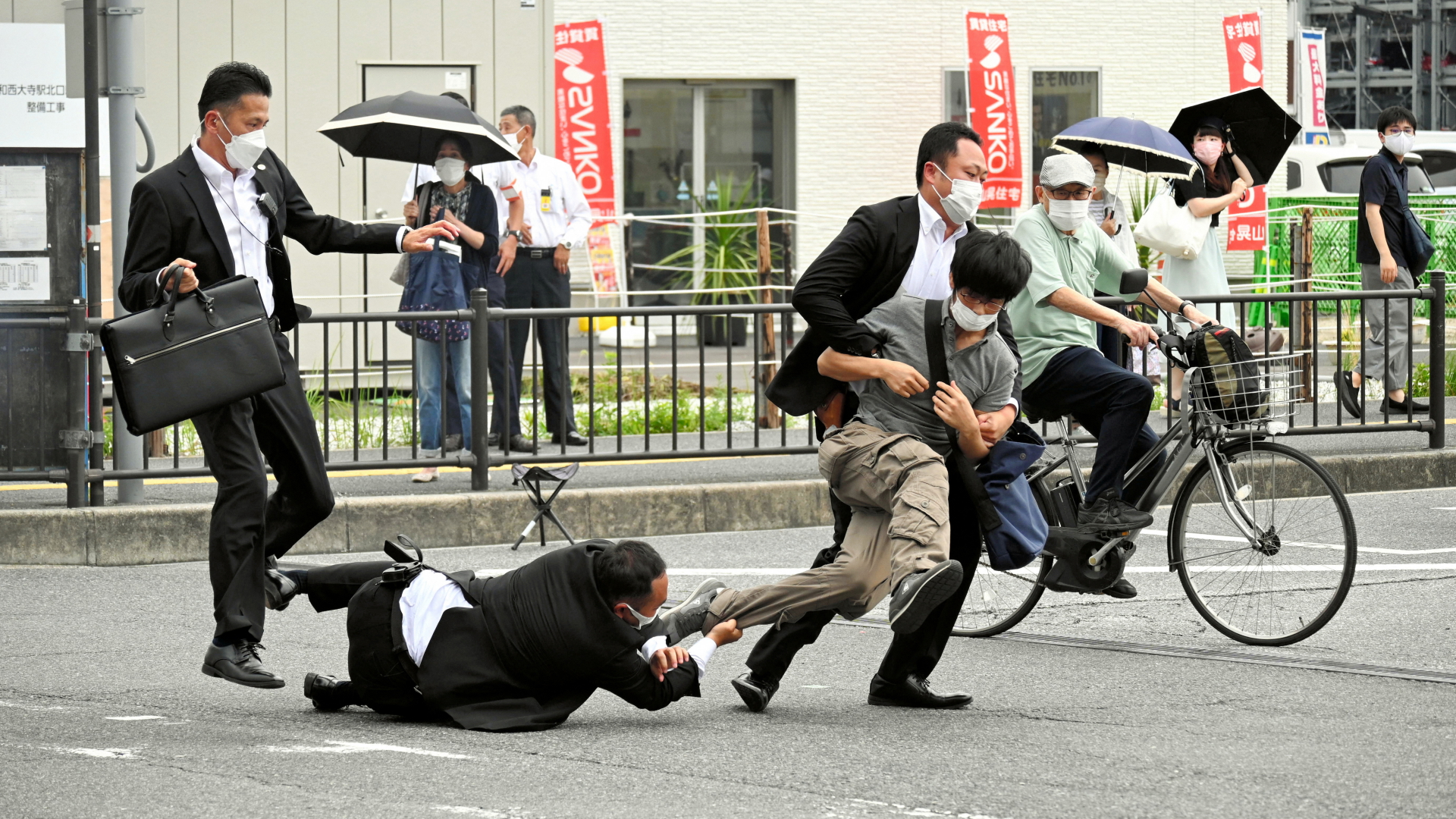 Sicherheitskräfte überwältigen einen Mann, der mutmaßlich das Attentat auf Abe verübt hat  | via REUTERS