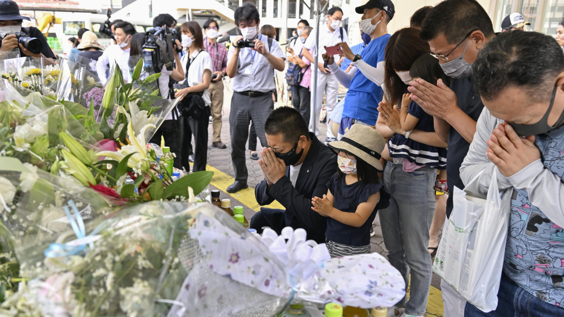 Menschen beten in der Nähe der Stelle, ab der Shinzo Abe getötet wurde. | AP