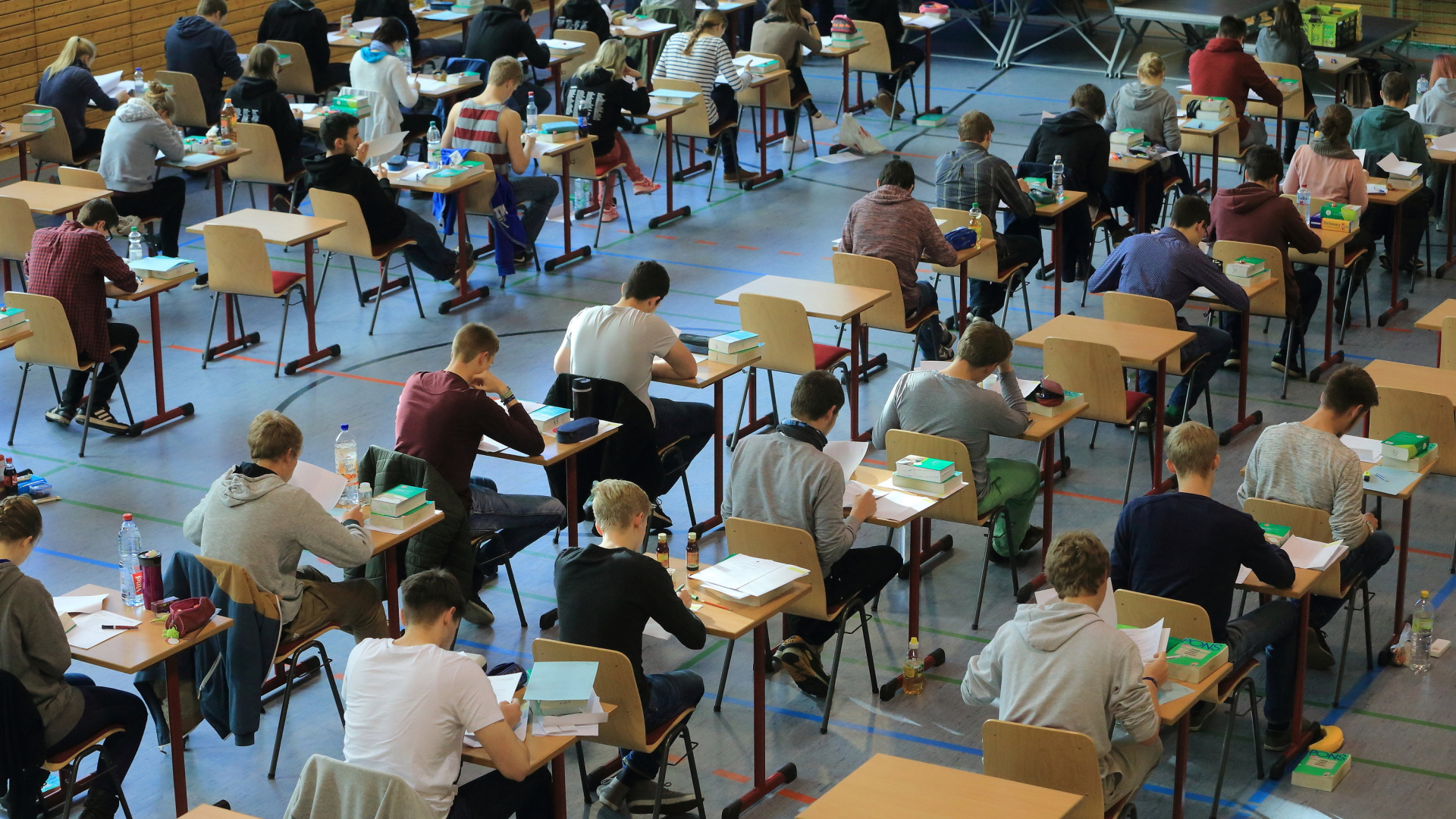 Schüler während der Abiturprüfung (Archivbild) | dpa