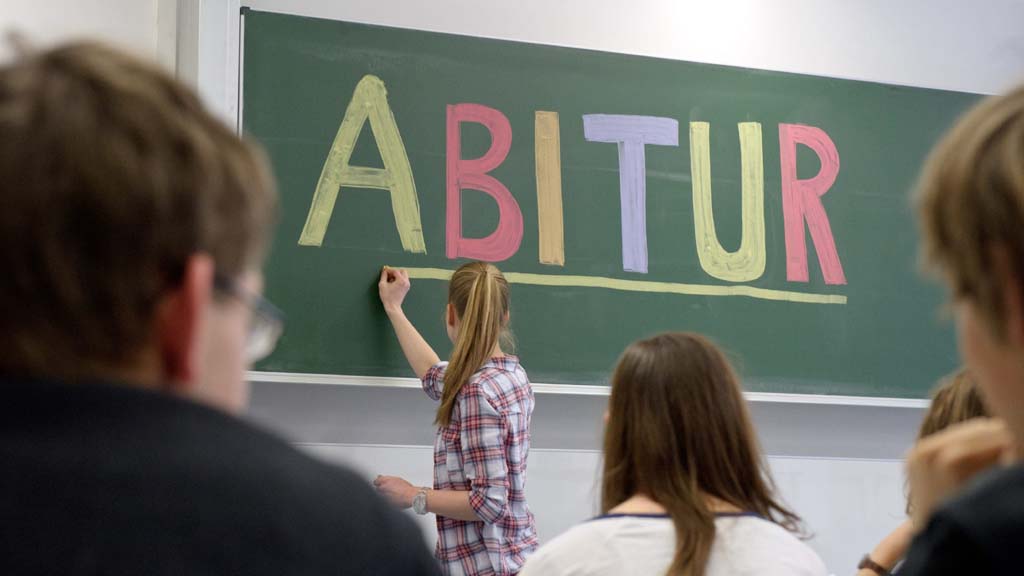 Eine Schülerin unterstreicht das Wort "Abitur" an der Tafel. | dpa