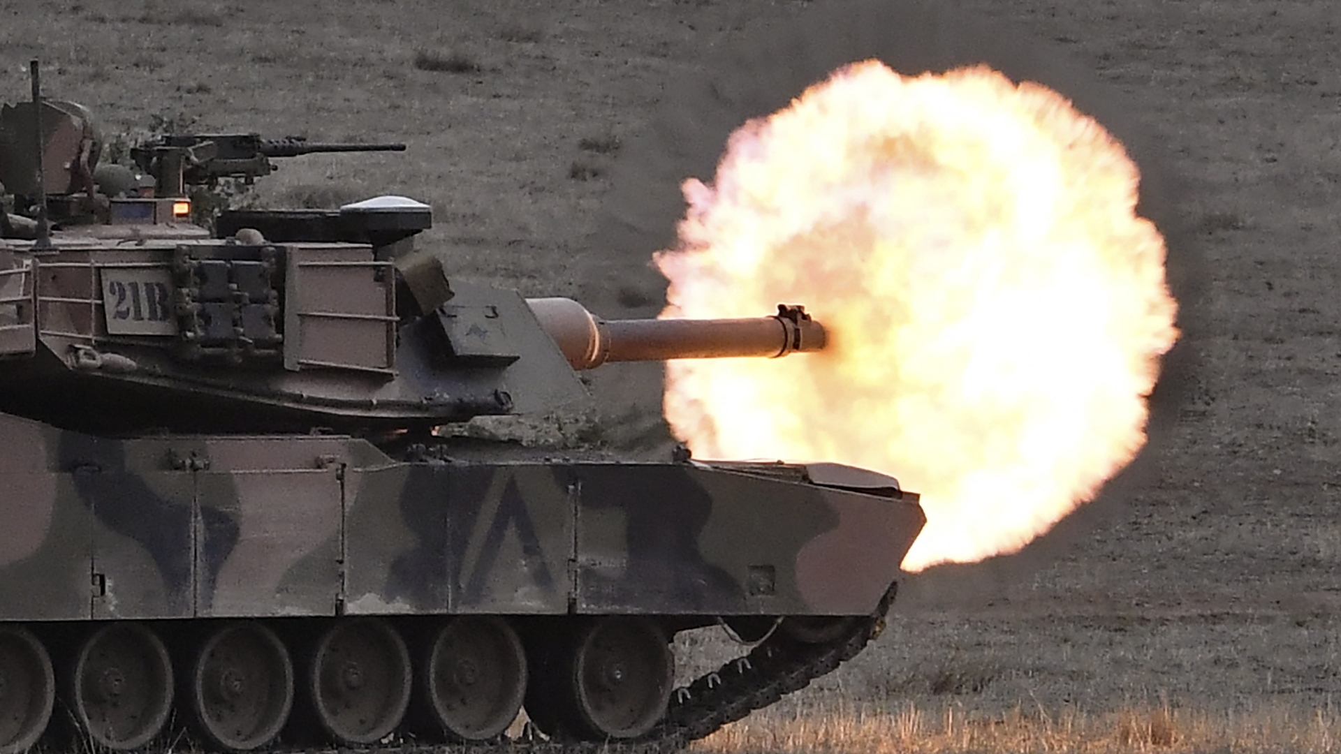 Ein Abrams-M1A1-Panzer beim Abfeuern eines Schusses | AFP