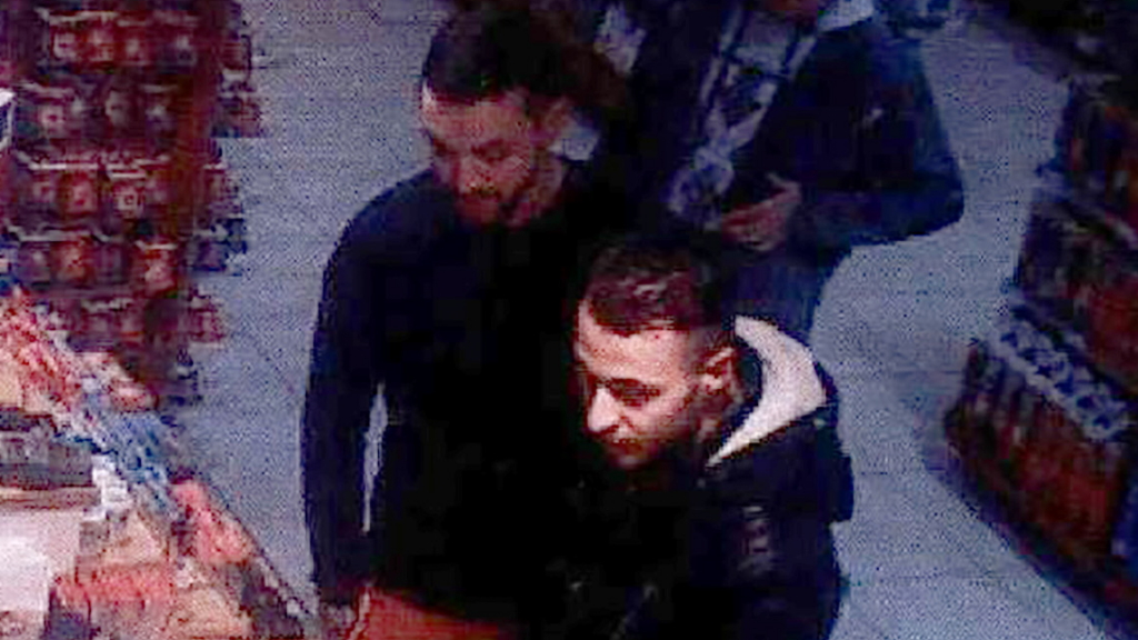Abrini und Abdeslam auf der Aufnahme einer Überwachungskamera in einer Tankstelle nördlich von Paris (November 2015)