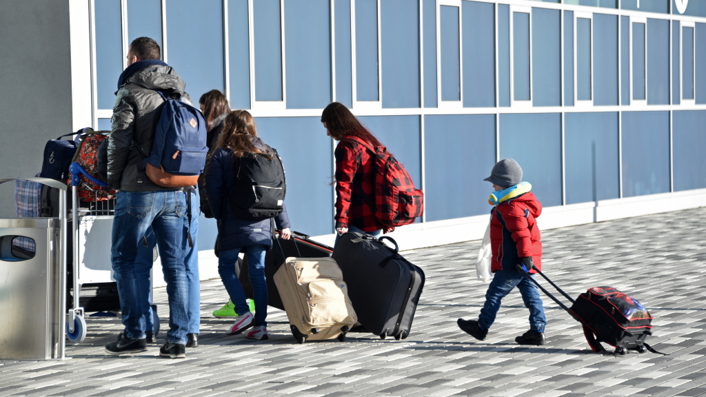 Abgelehnte Asylbewerber betreten mit ihrem Gepäck das Terminal des Kassel-Airports in Calden. | dpa