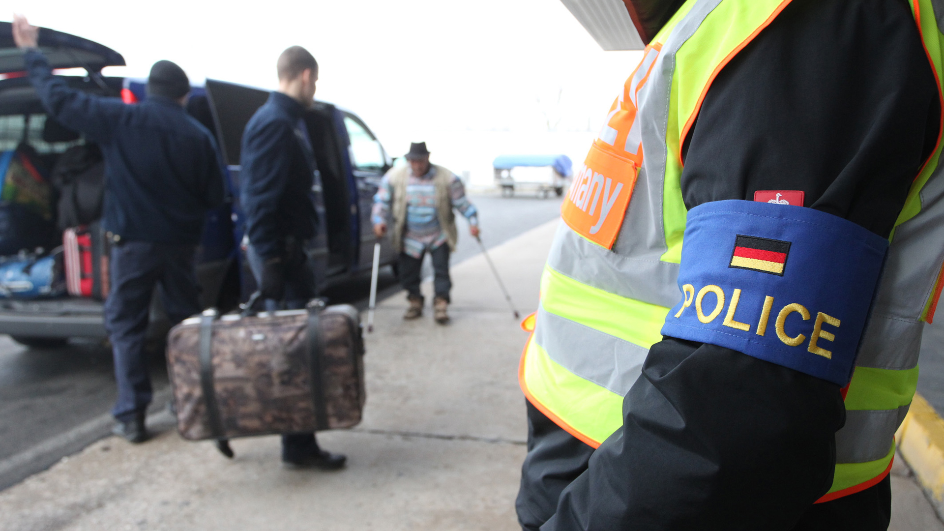 Polizisten begleiten abgelehnte Asylbewerber (Archivbild) | Bildquelle: dpa