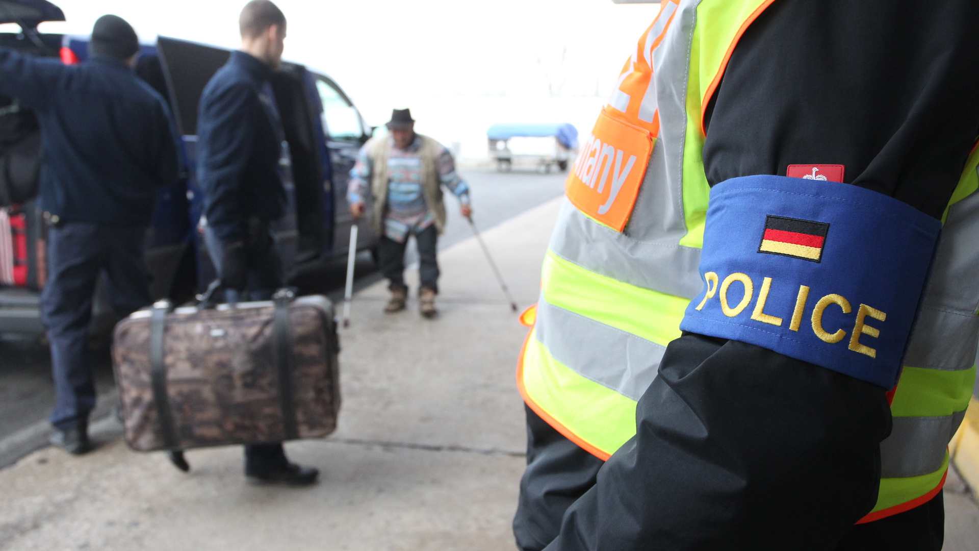 Polizisten begleiten abgelehnte Asylbewerber am 24.11.2015 auf dem Flughafen Leipzig-Halle im sächsischen Schkeuditz. 