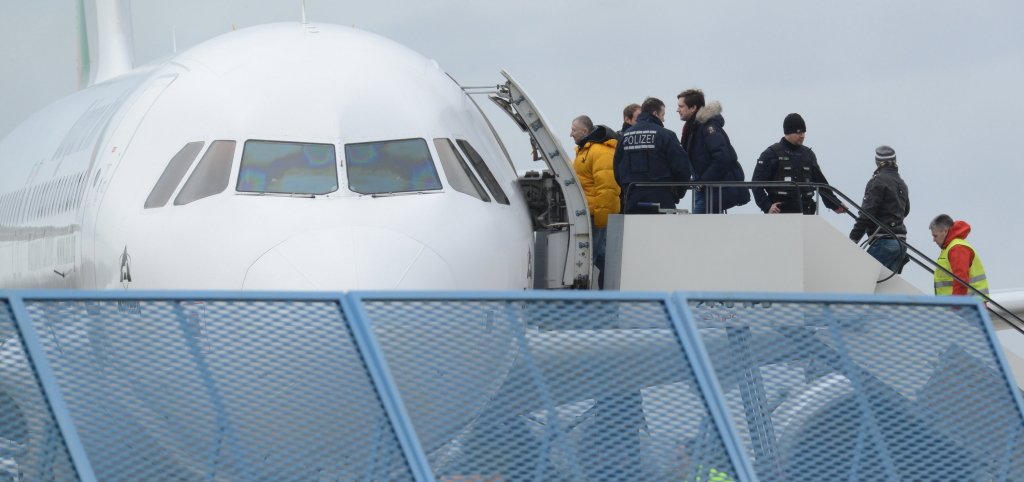 Abgelehnte Asylbewerber steigen am 24.02.2015 am Baden-Airport in Rheinmünster (Baden-Württemberg) im Rahmen einer landesweiten Sammelabschiebung in ein Flugzeug.  | dpa