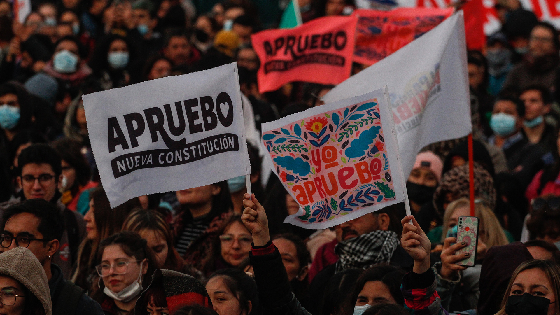 Menschen nehmen an der Abschlussveranstaltung der Kampagne für die Befürworter des Referendums über die chilenische Verfassung in Valparaiso (Chile) teil.  | EPA