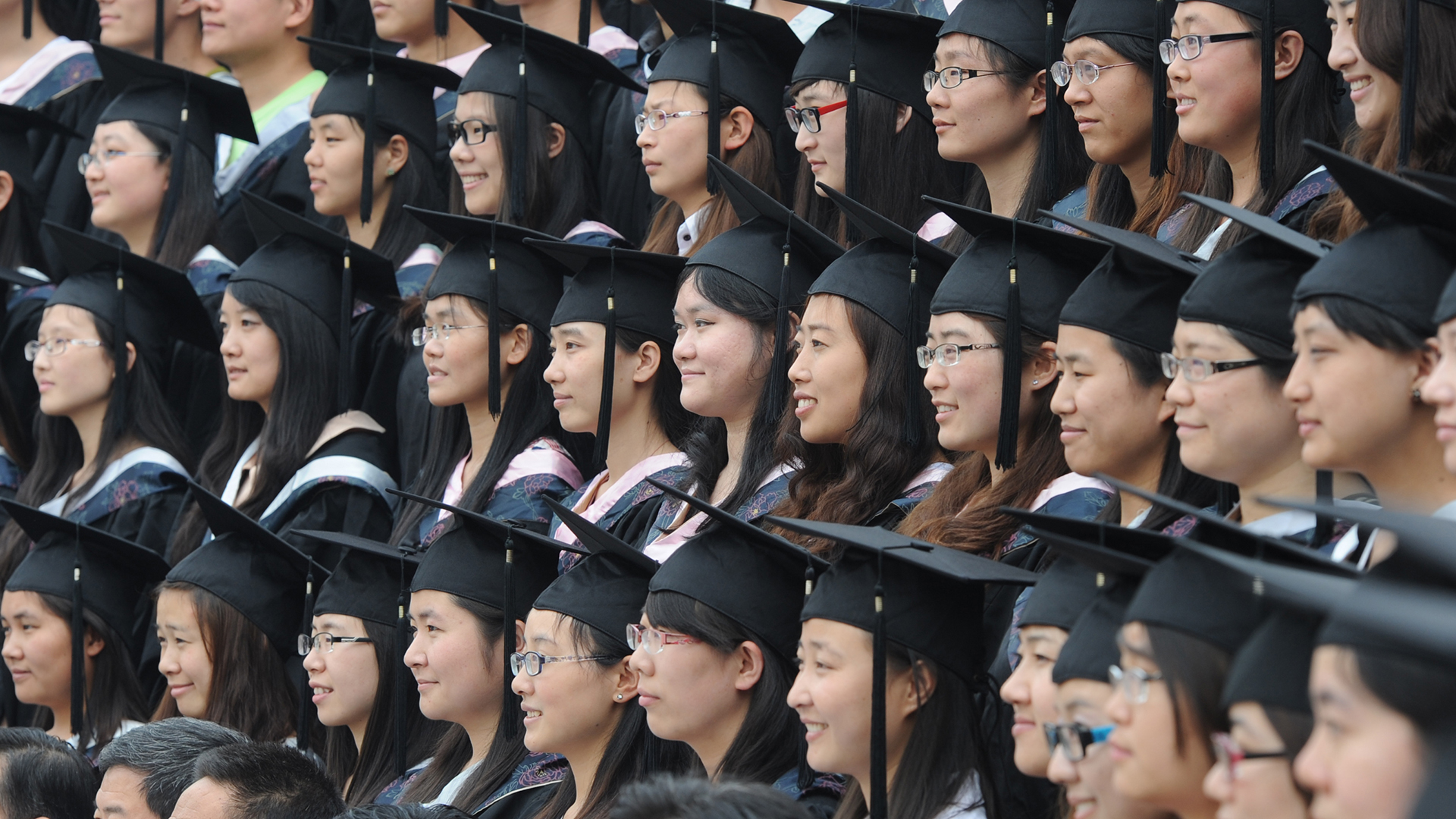 Hochschulabsolventen posieren während eines Fototermins an der Shanxi-Universität in Taiyuan. (Archivbild: 2013) | picture alliance / dpa