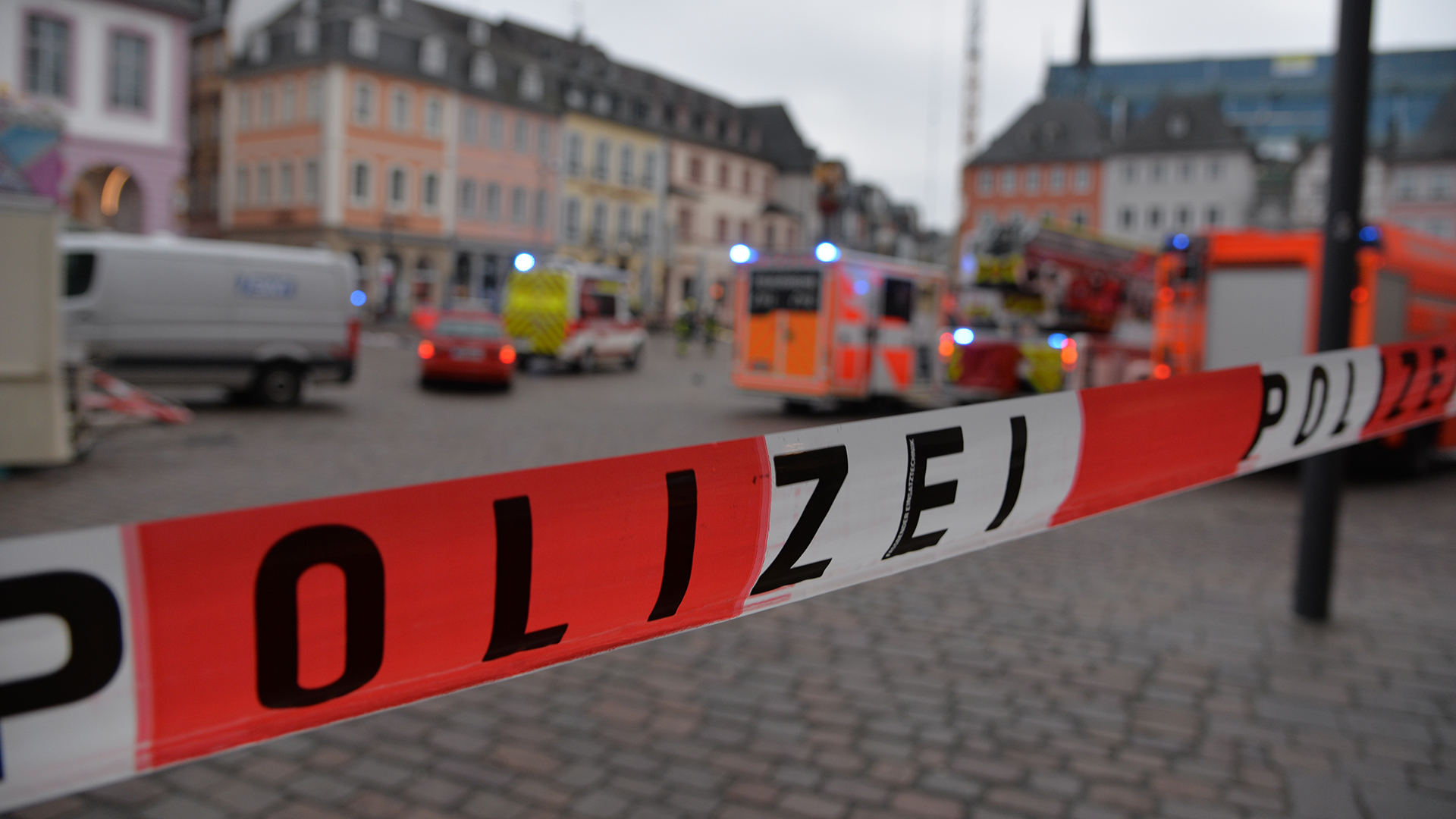Ein Absperrband der Polizei nahe der Fußgängerzone in Trier (Bild vom 01.12.20). | dpa