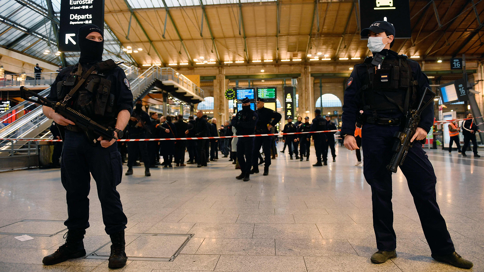 Französische Polizisten stehen in einer Halle des Pariser Bahnhofs Gare du Nord Wache. | AFP