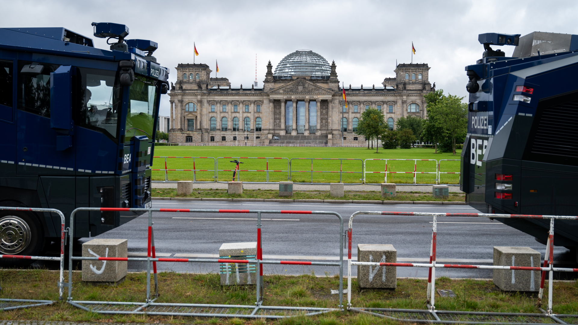 Wasserwerfer und Absperrgitter vor dem Reichstagsgebäude  | dpa