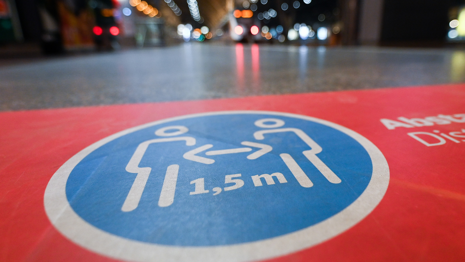 Ein Piktogramm am Hauptbahnhof in Leipzig weist auf den Sicherheitsabstand von 1,5 Metern hin.  | picture alliance/dpa/dpa-Zentral