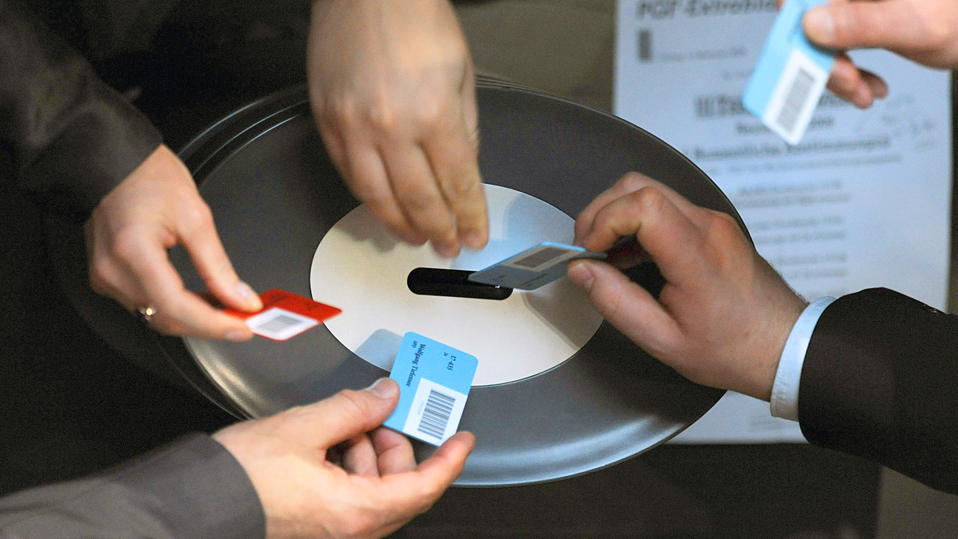 Abgeordnete werfen Stimmkarten in eine Urne im Bundestag | picture alliance / dpa
