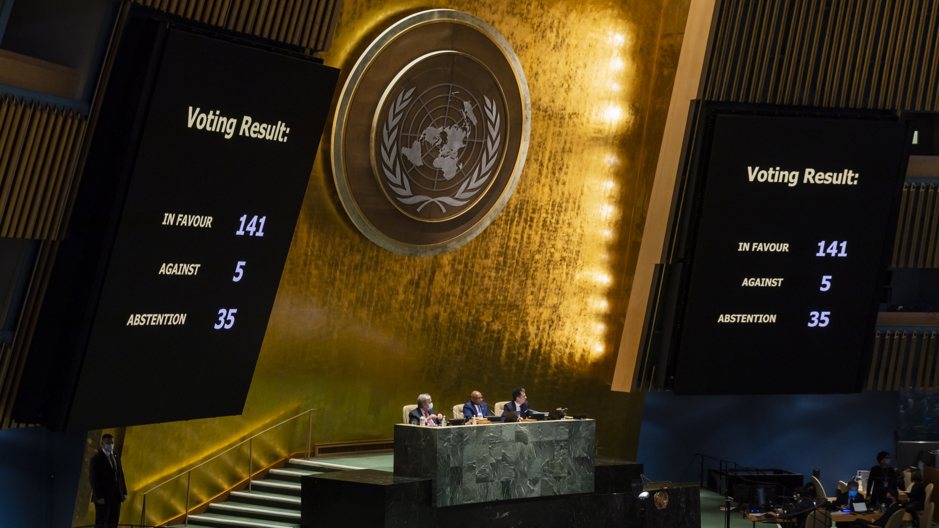 Das Abstimmungsergebnis zur Russland-Resolution wird im Plenarsaal der Vereinten Nationen in New York angezeigt. | EPA