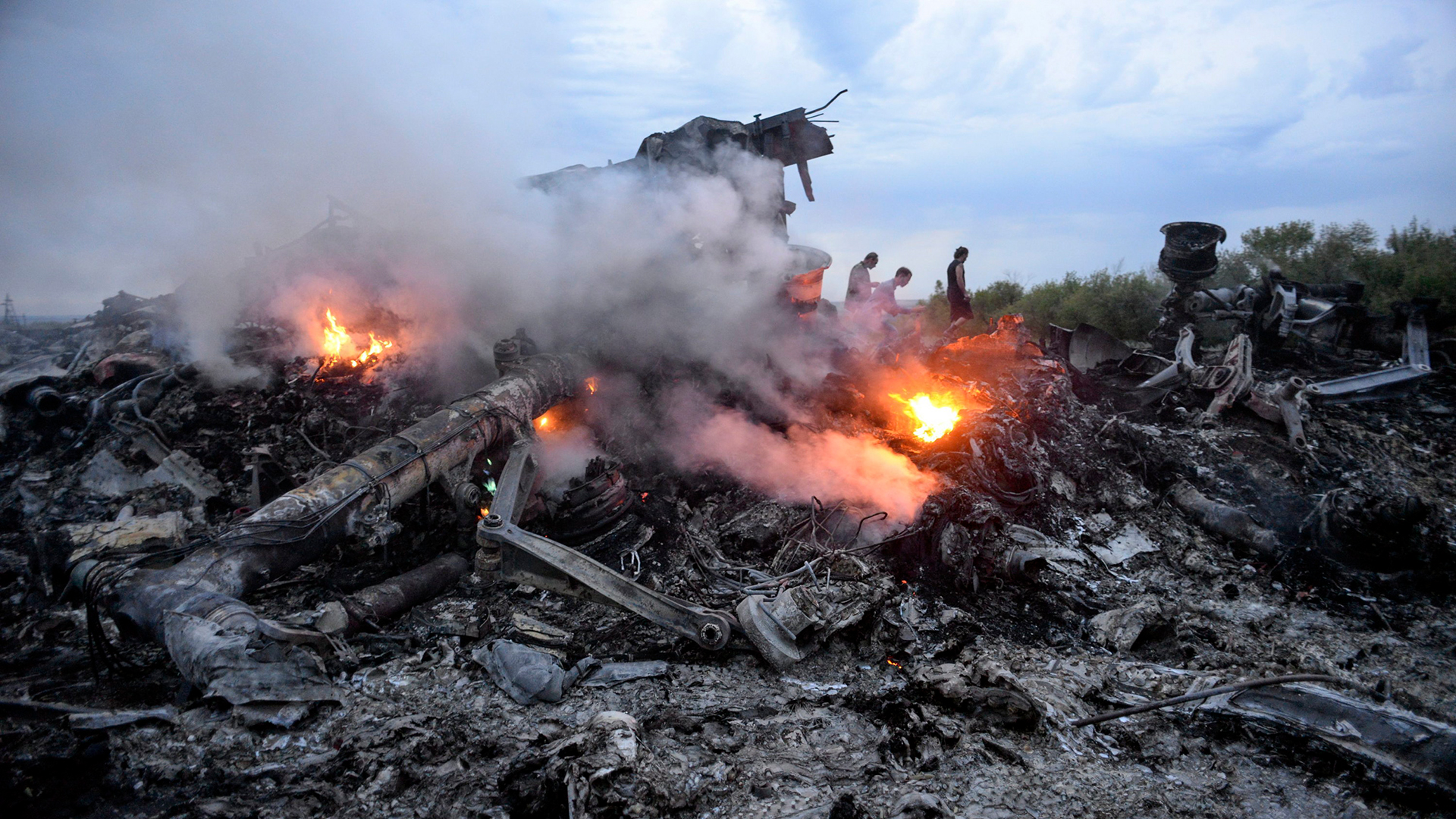 Brennende Trümmer einer Boeing 777 der Malaysia Airlines liegen nahe Donezk in der östlichen Ukraine | dpa