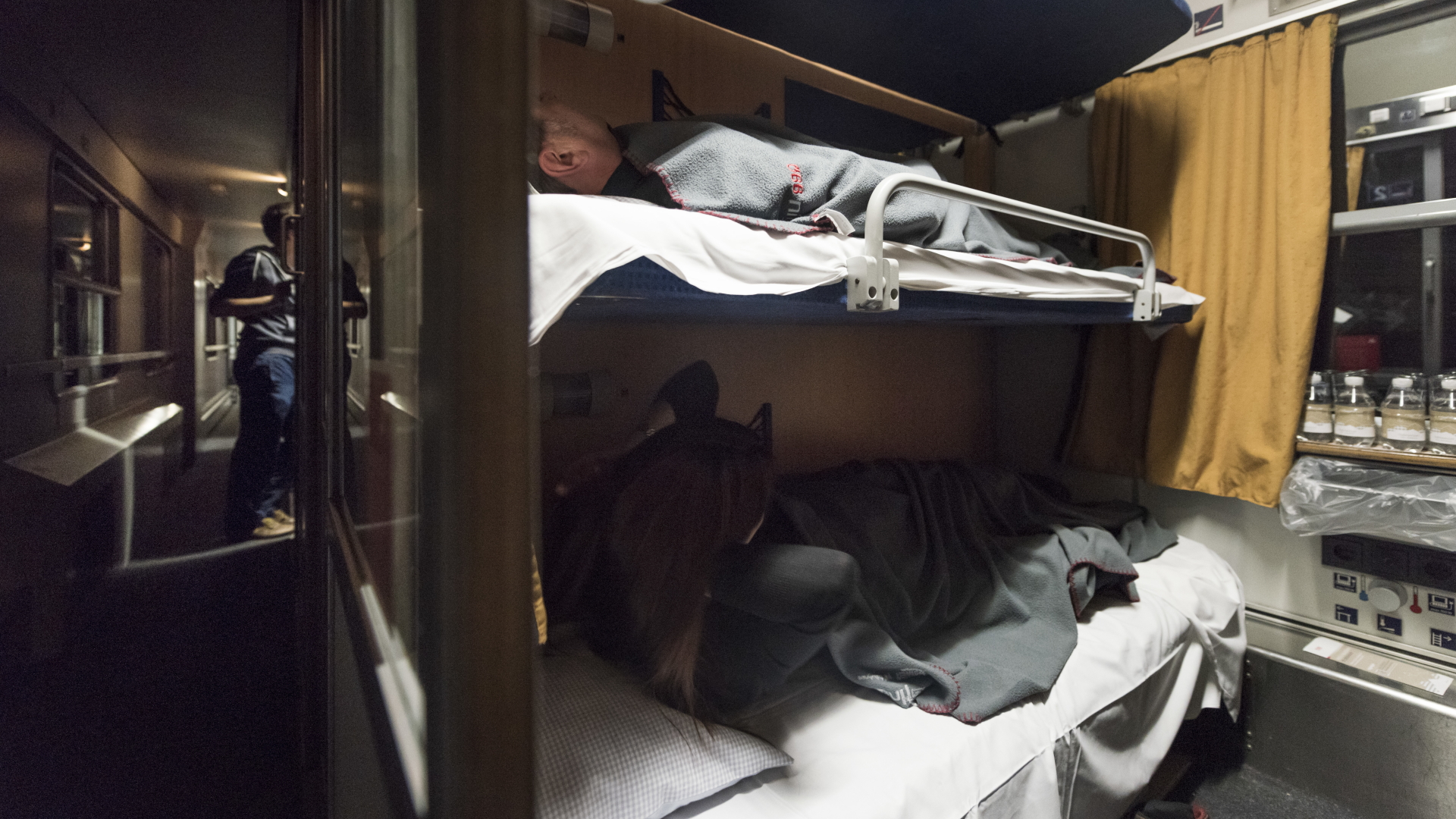 Reisende haben es sich in einem Nachtzug der Österreichischen Bundesbahnen (ÖBB) auf der Fahrt von Zürich Schweiz nach Hamburg bequem gemacht. | dpa
