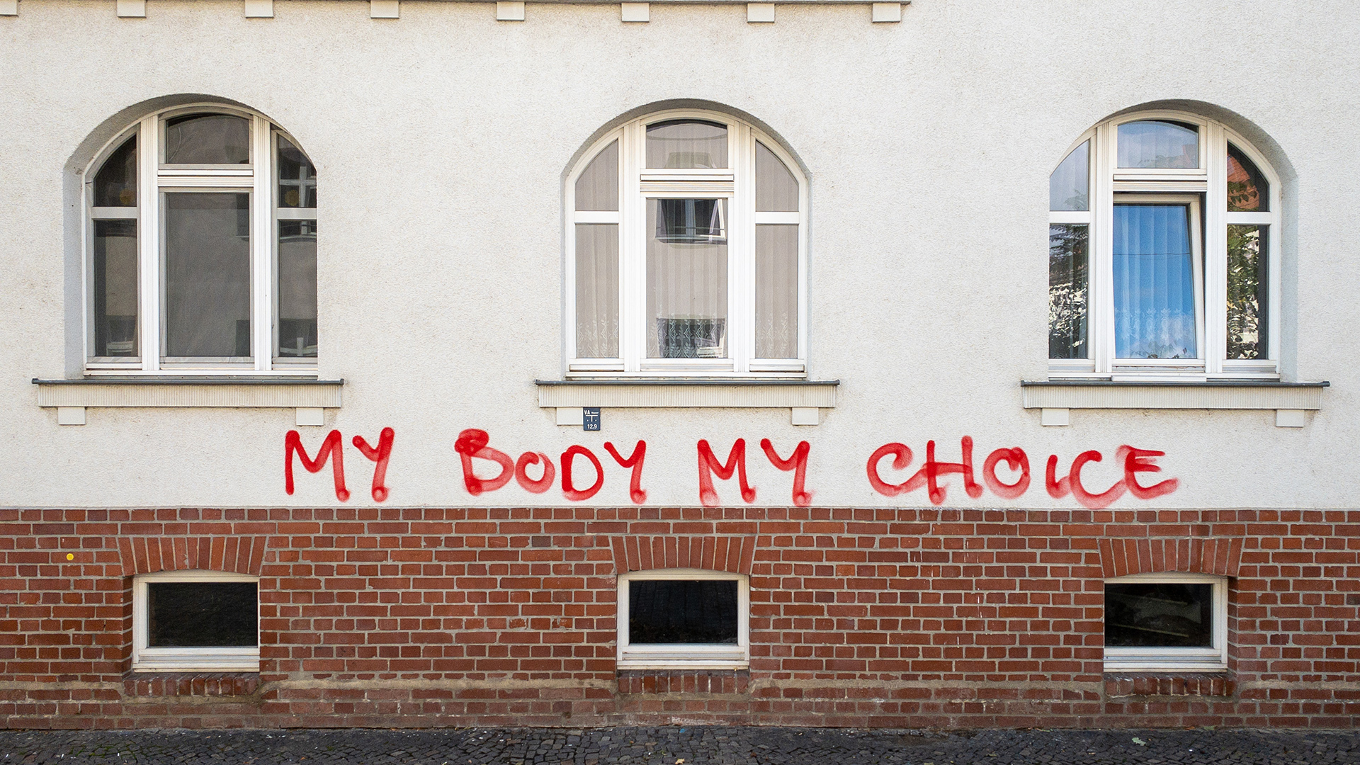 Auf einer Häuserwand in Leipzig steht "My Body my choice".