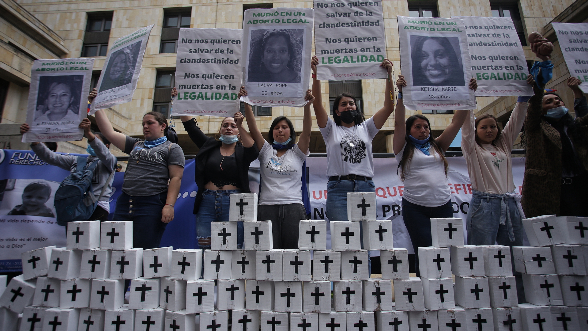 Demonstrantinnen protestieren gegen die Entkriminalisierung von Abtreibungen in Kolumbien. | dpa