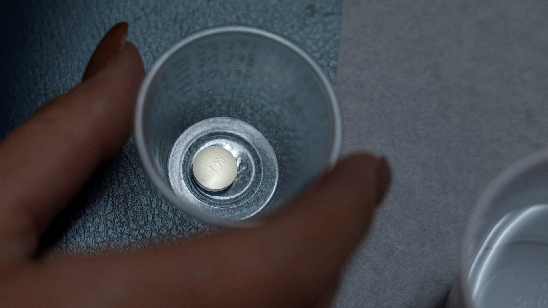 Eine Patientin bereitet sich auf die Einnahme von Mifepriston vor, der ersten Pille, die bei einem medizinischen Schwangerschaftsabbruch verabreicht wird. (Aufnahme vom 13. Januar 2023) | REUTERS