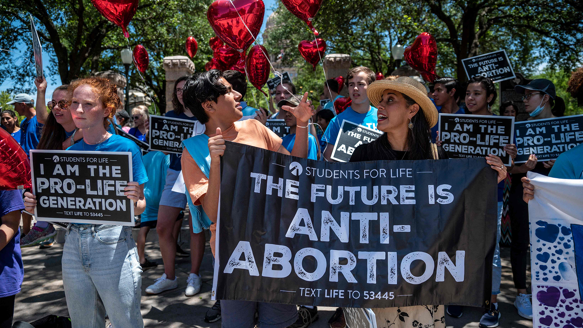 Demonstranten, die sich gegen Abtreibungen einsetzen demonstrieren in Austin (Texas, USA) vor dem Tor des texanischen State Capitol. (Archivbild  Mai 2021) | AFP