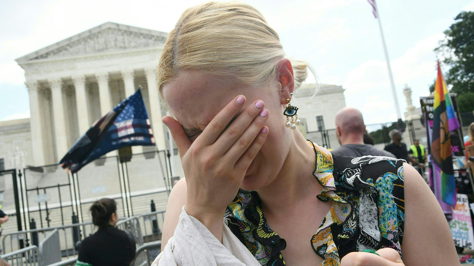 Ein Abtreibungsbefürworterin weint vor dem Obersten Gerichtshof der USA in Washington. | AFP