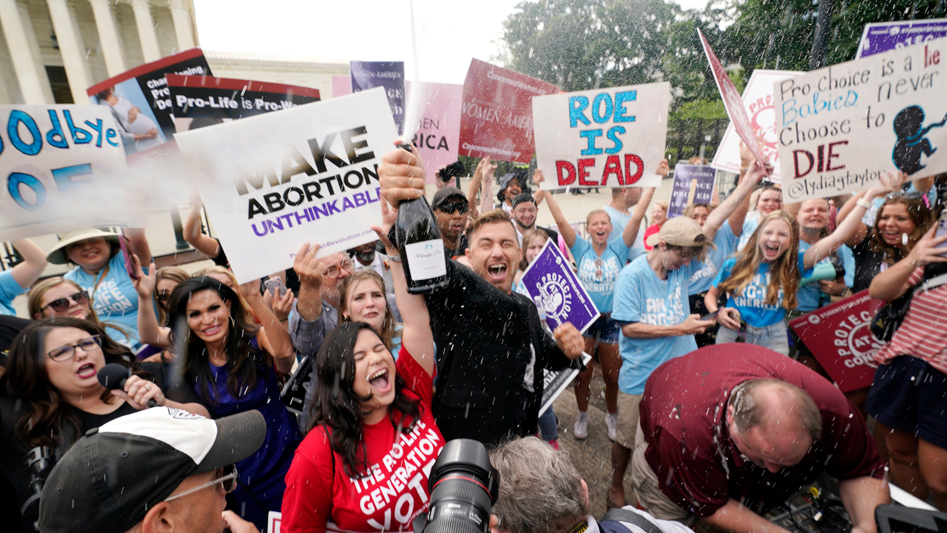 Abtreibungsgegner feiern vor dem Obersten Gerichtshof in Washington.