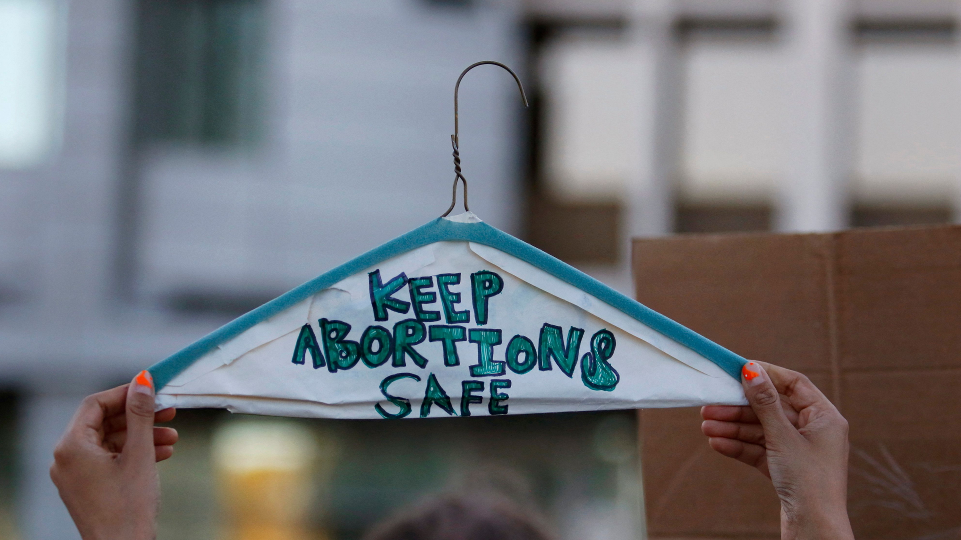 Ein Bügel mit der Aufschrift "Keep Abortions Safe" | AFP