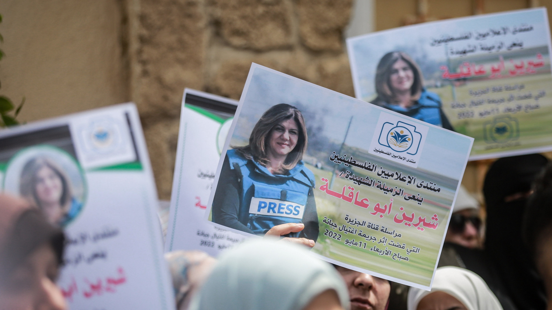 Mitglieder des palästinensischen Journalistenverbandes halten während einer Demonstration Plakate mit dem Bild der in Dschenin getöteten Al-Dschasira-Reporterin Schirin Abu Akle hoch. | dpa