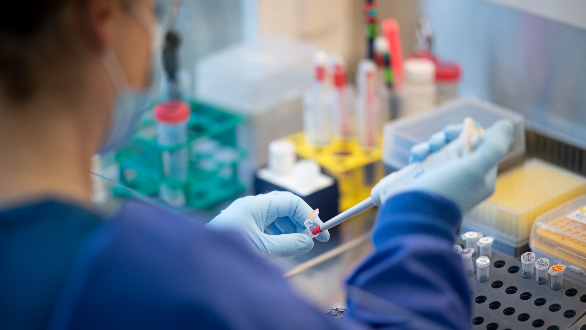 Eine Mitarbeiterin in einem Labor mischt RNA aus Abwasserproben mit PCR-Reagentien für die Detektion von SARS-CoV-2. | dpa