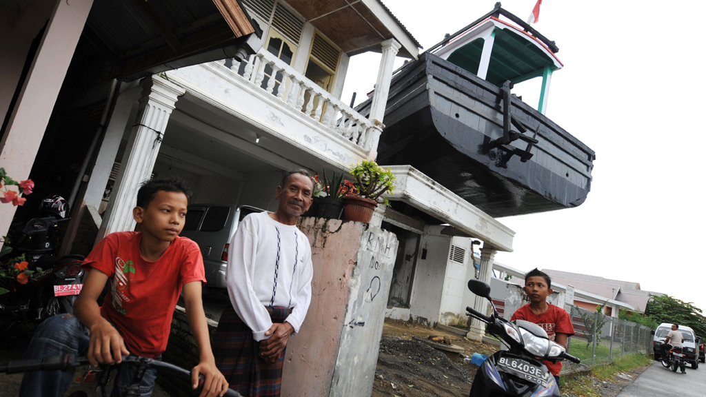 Die Erinnerung an den Tsunami bleibt in Aceh lebendig: Ein Fischerboot, das die Katastrophe vor fünf Jahren überstand, ist heute ein Denkmal.