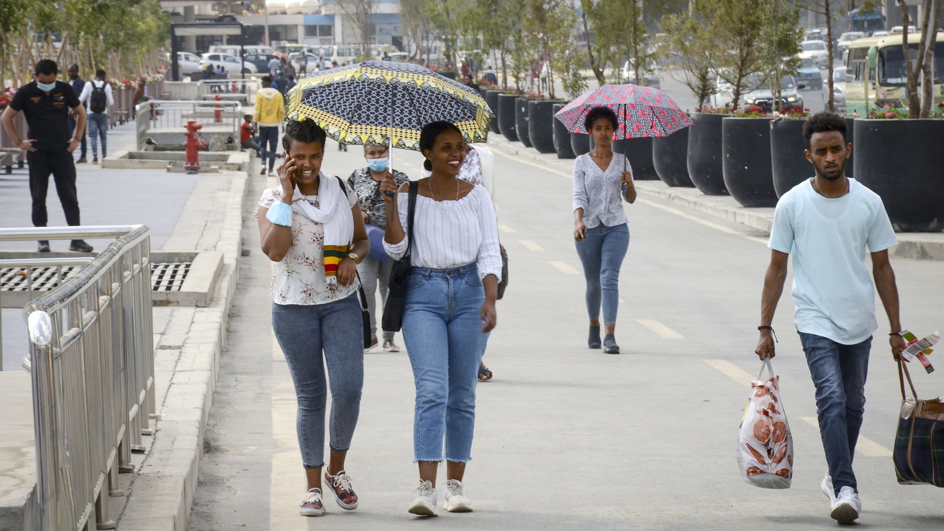Passanten in der Innenstadt von Addis Abeba | AP