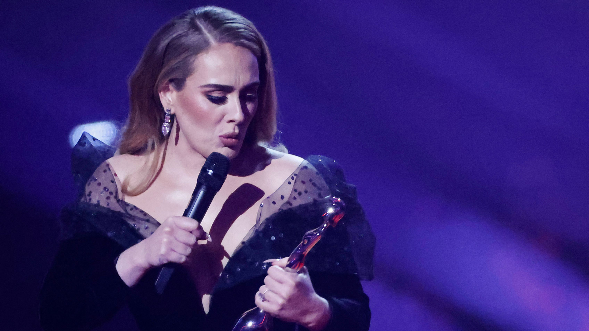Sängerin Adele hält einen Brit Award in ihrer Hand. | AFP