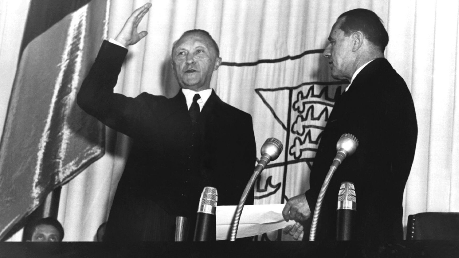 Konrad Adenauer (CDU) wird am 20. September 1949 durch Bundestagspräsident Erich Köhler (r) als erster Kanzler der Bundesrepublik Deutschland in Bonn vereidigt. | picture alliance / dpa