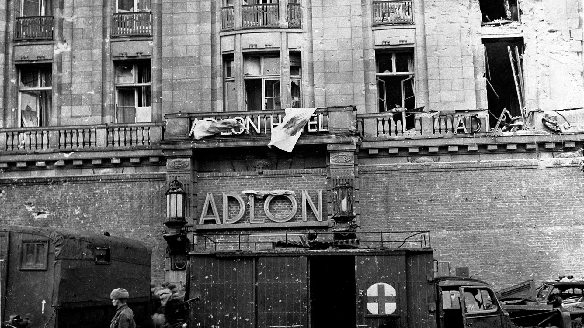 Blick auf die Fassade des Hotel Adlon in Berlin am 4. Mai 1945. | picture alliance / Usis-Dite/Lee