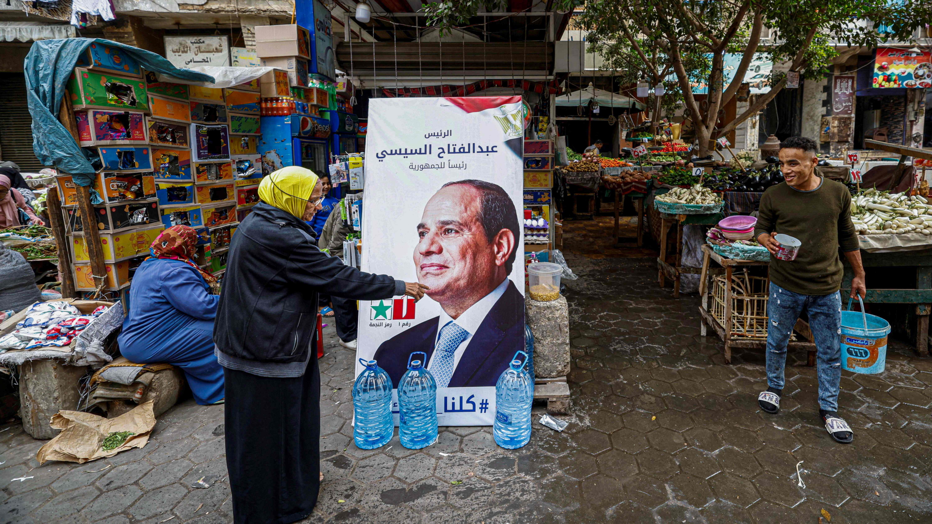 Ein Wahlplakat von Ägyptens Präsident Abdel Fattah al-Sisi ist auf einem Markt in Kairo zu sehen