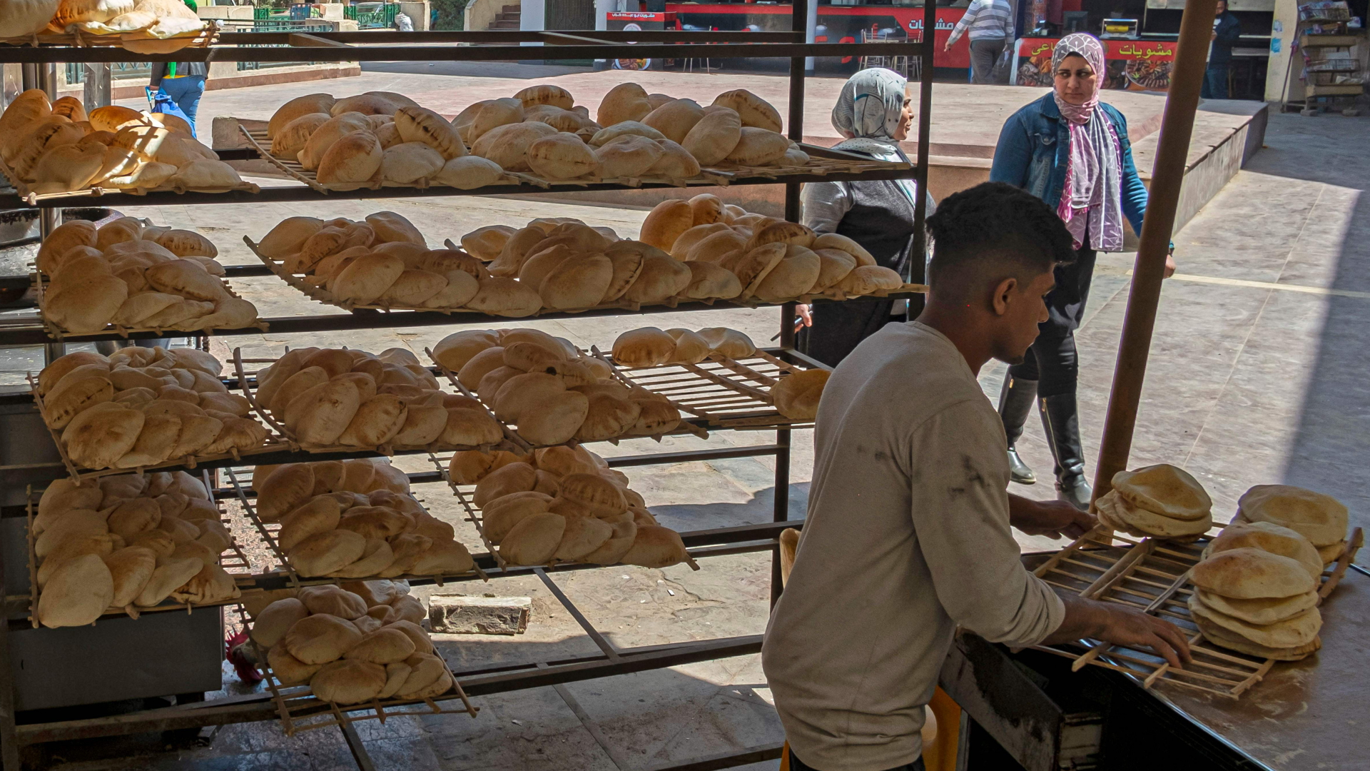 In einer Bäckerei in Kairo (Ägypten) liegt Brot auf einem Regal | AFP