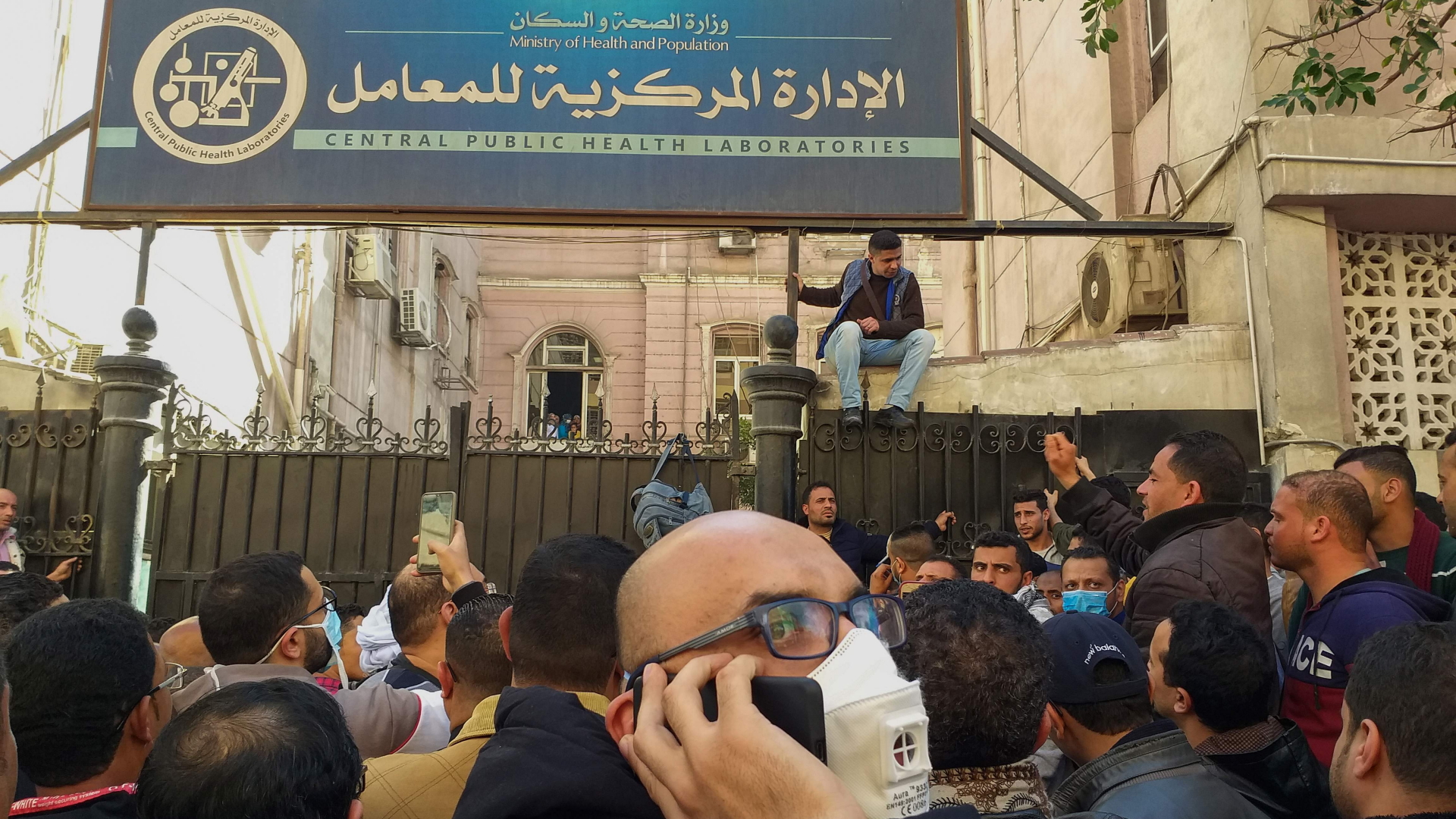 In Kairo drängen sich Menschen vor dem Labor für öffentliche Gesundheit, um sich auf eine Coronainfektion testen zu lassen. | AFP
