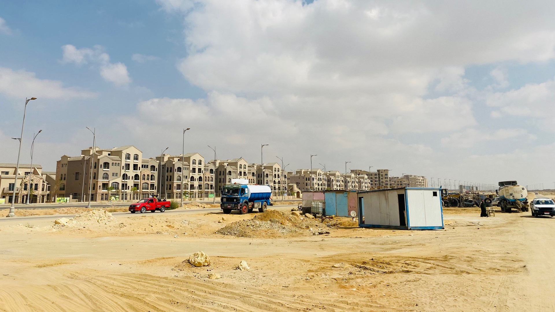 Die Bauarbeiten an der neuen Hauptstadt Ägyptens sind noch in vollem Gange, wie Container und schwere Fahrzeuge zeigen. | Daniel Hechler/ARD-Studio Kairo