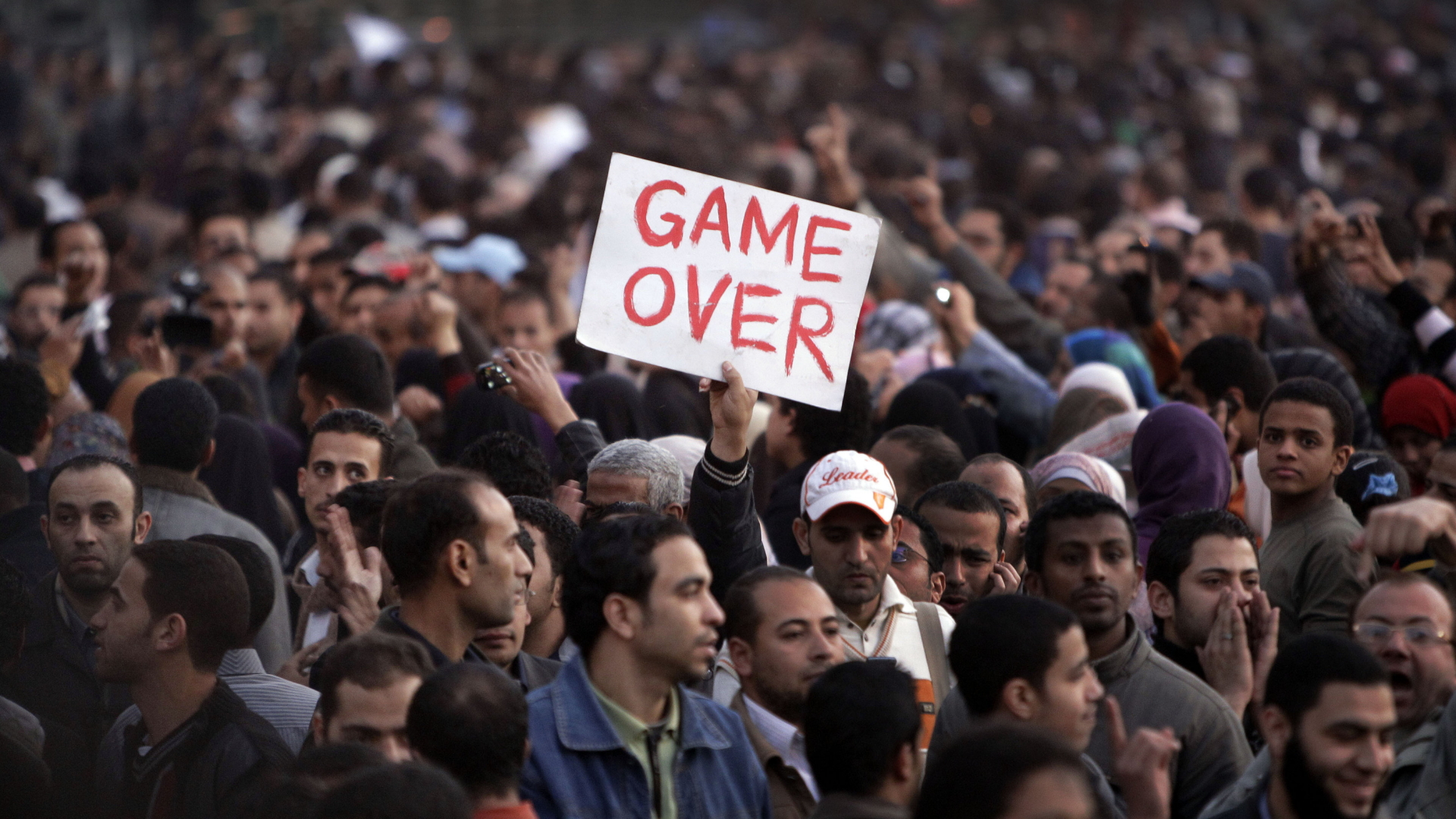 Bei einer Demonstration am 29.1.2011 in Kairo gegen Präsident Mubarak hält ein Demonstrant ein Schild in die Höhe: "Game over"| Bildquelle: AP